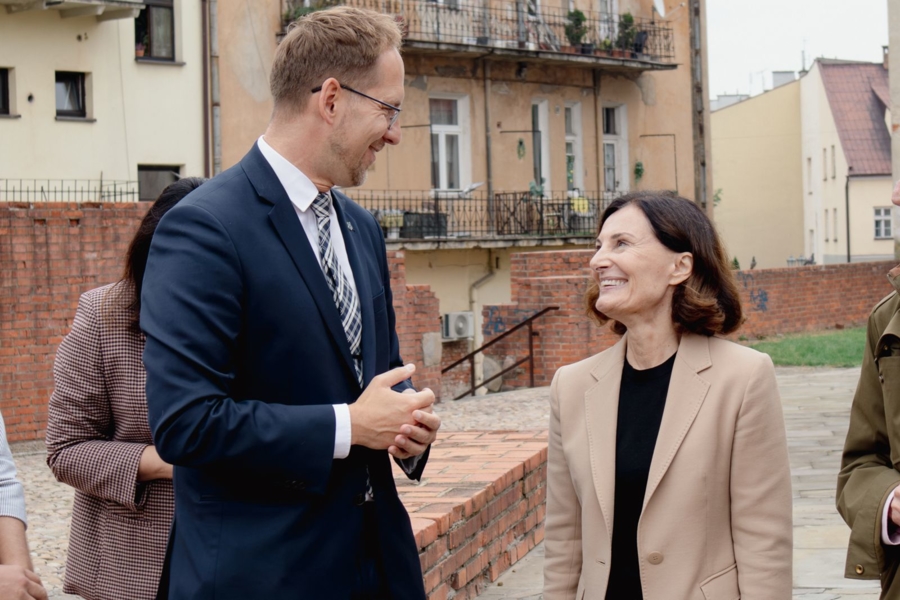 Na zdjęciu po lewej Jakub Kwaśny, po prawej Konsul Generalna Republiki Austrii w Krakowie, Regina Figl